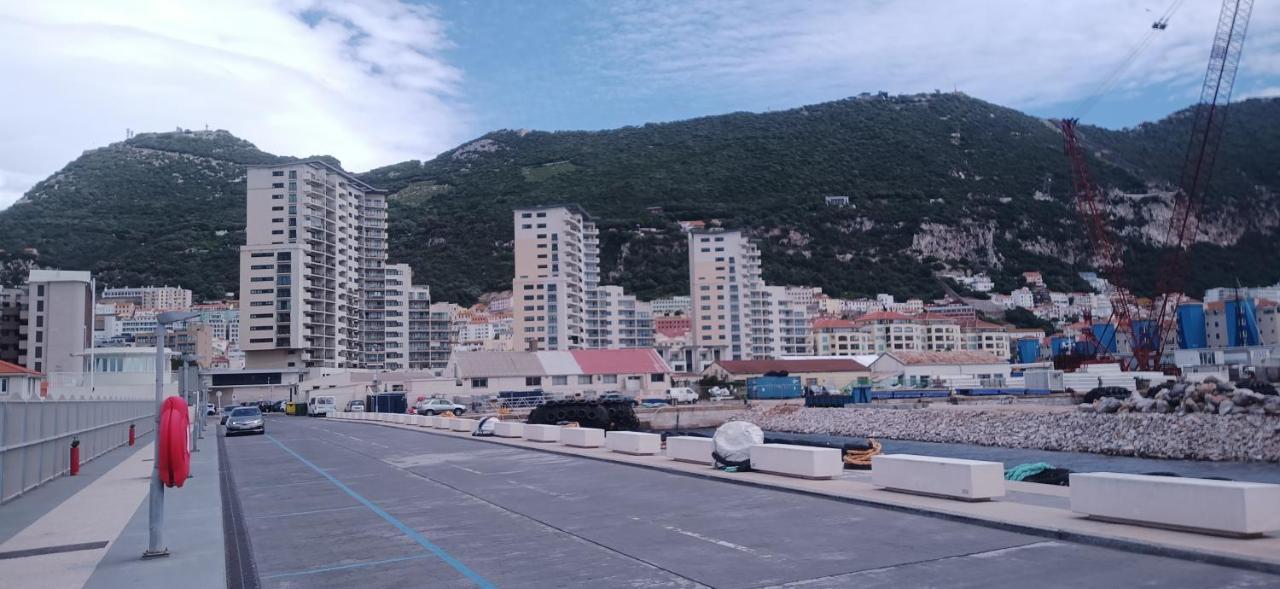 Kings Wharf Quay29 - Large Studio Apartment With 3 Pools - Gym - Rock Views - Holiday And Short Let Apartments In 지브롤터 외부 사진